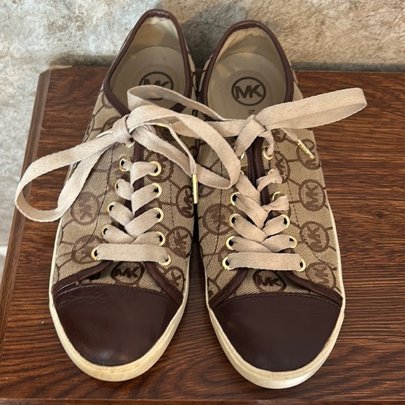Michael Kors Shoes - Michael Kors tan and brown shoes